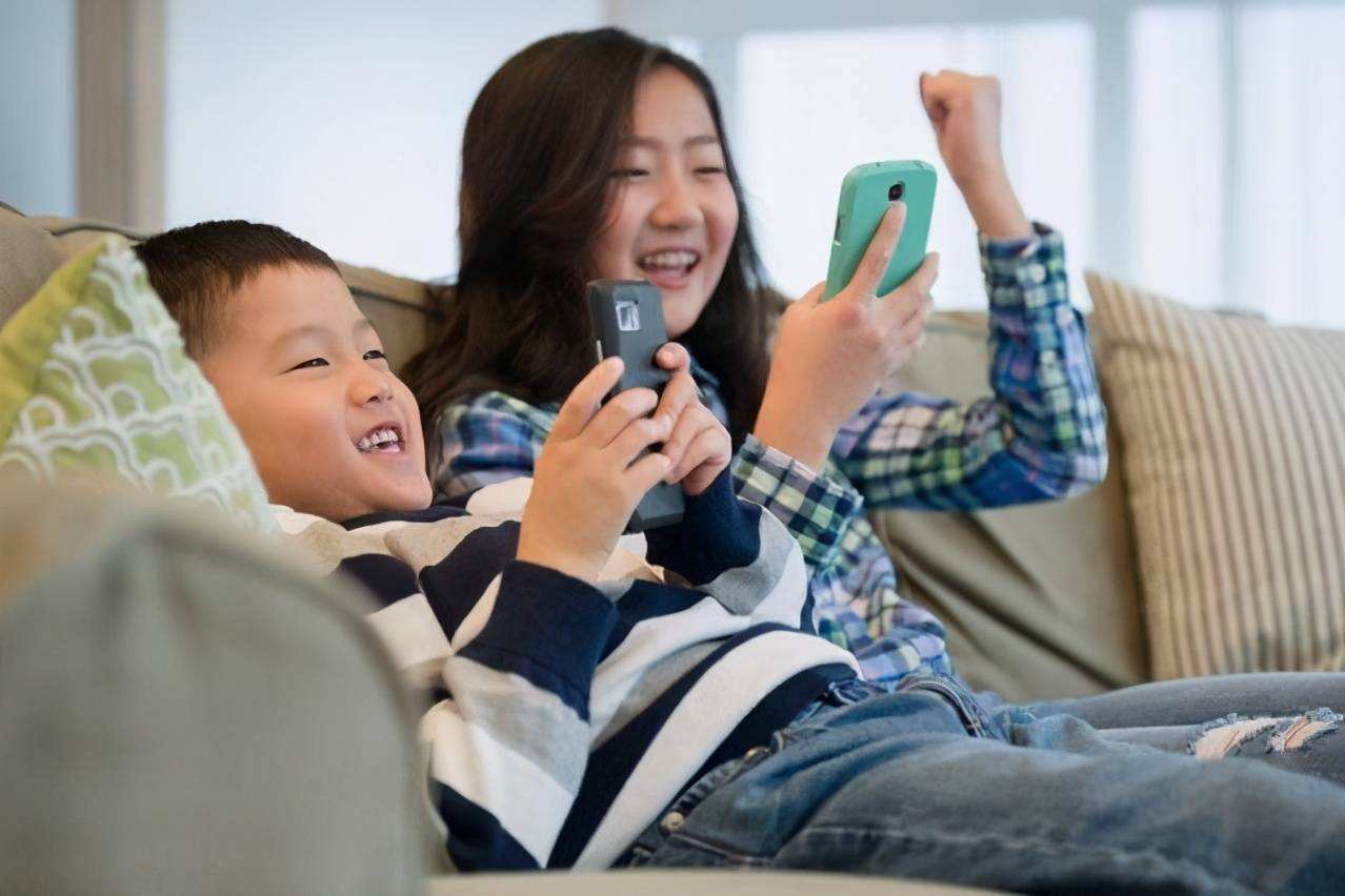 华为手机如何正确刷机
:作为家长如何正确看待孩子玩手机？