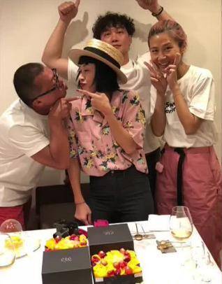 开心餐厅红包版苹果:陈奕迅开庆生派对，与老婆合影为啥这表情？